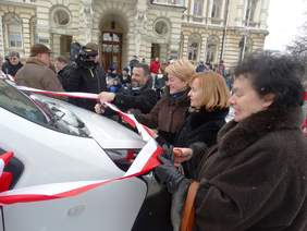 Pokaż zdjęcie: Uroczystość poświęcenia nowych samochodów dla placówek z Nowego Sącza