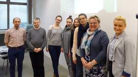 Pokaż zdjęcie: Uczestnicy warsztatów wraz z Joanną Kołdras - przedstawicielem Małopolskiego Oddziału PFRON