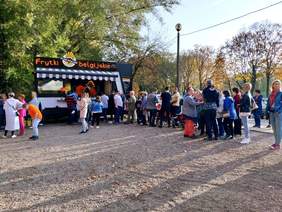 Pokaż zdjęcie: Długa kolejka na otwarciu frytek belgijskich