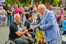 Pokaż zdjęcie: Nagrody dla najlepszych zawodników w kategorii wózków aktywnych