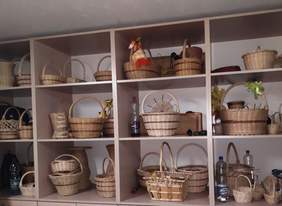 Pokaż zdjęcie: Półki z koszami wiklinowymi