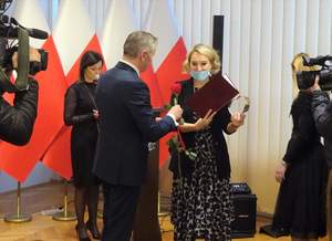Paulina Papka - Krajowe Towarzystwo Autyzmu Oddział Kielce odbiera wyróżnienie od wojewody Zbigniewa Koniusza