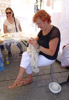 Pokaż zdjęcie: Stoisko Koła Robótek Ręcznych "Szydełko" Małopolskiego Oddziału PZG