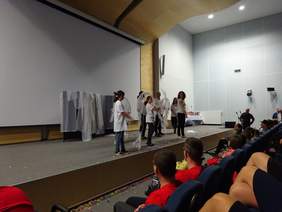 Pokaż zdjęcie: Zespół „Pędziwiatry i Spółka” ze Specjalnego Ośrodka Szkolno-Wychowawczego w Damnicy z przedstawieniem „Nie jesteś sam”.