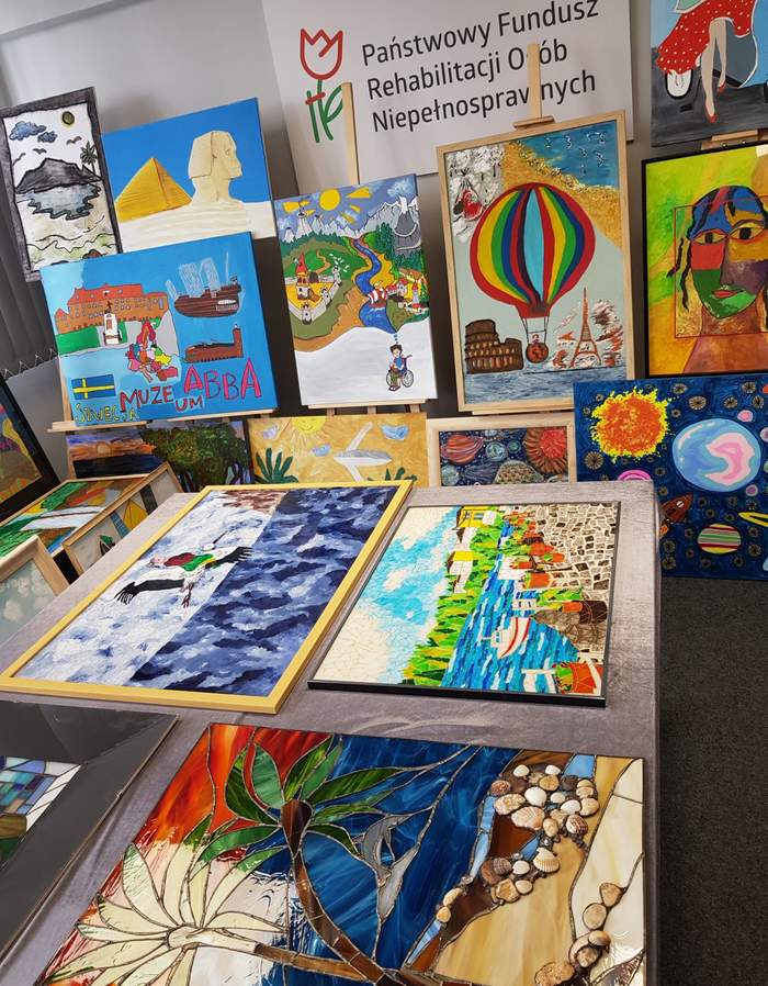 Pokaż zdjęcie: Wystawa prac wykonanych przez osoby z niepełnosprawnością z Wielkopolski w ramach ubiegłorocznej edycji Konkursu Plastycznego „Sztuka Osób Niepełnosprawnych”