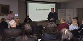 Pokaż zdjęcie: Otwarcie konferencji „Dostępność - Aktywność - Niezależność” przez Annę Skupień, dyrektor Oddziału Wielkopolskiego PFRON oraz Andrzeja Kowalczyka, dyrektora Muzeum Pierwszych Piastów na Lednicy