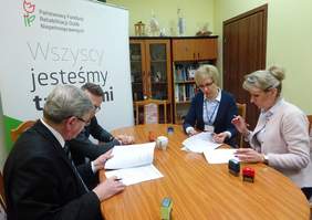Pokaż zdjęcie: podpisanie umowy, na zdjęciu: Izabela Jachim- Kubiak Prezes Fundacji Kolorowy Świat, pełnomocnicy PFRON Władysław Skwarka i Jarosław Madaj oraz Maja Zalasa - Specjalista ds. wsparcia i współpracy z NGO's