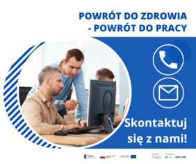 Pokaż zdjęcie: Mężczyzna tłumaczy coś drugiemu siedzącemu za biurkiem przy komputerze. Na niebieskim tle biały napis: Skontaktuj się z nami!