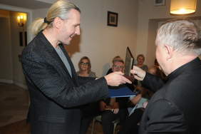 Pokaż zdjęcie: Wręczenie podziękowań