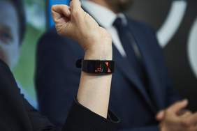 Pokaż zdjęcie: opaska dla seniora, zbada tętno i zaalarmuje opiekuna