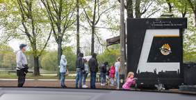Pokaż zdjęcie: Kolejka po frytki zaraz po otwarciu food trucka w maju