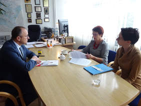 Podpisanie umowy w Oddziale PFRON przez Panią Wójt Gminy Niwiska w obecności Pani Skarbnik