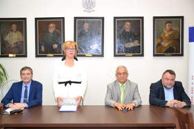 Pokaż zdjęcie: od lewej: prof. dr hab. Stanisław Mazur Dziekan Wydziału Biotechnologii i Ogrodnictwa, Marta Mordarska, Dyrektor Oddziału Małopolskiego PFRON, Rektor – prof. dr hab. Włodzimierz Sady oraz  Andrzej Kulig - Zastępcę Prezydenta Miasta Krakowa ds. Polityki Społecznej, Kultury i Promocji Miasta (Fot. Henryk Czechowski BINFO Kraków)