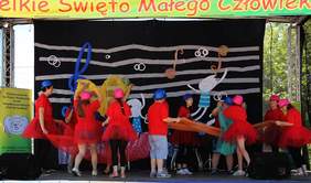 Występy estradowe małych artystów.