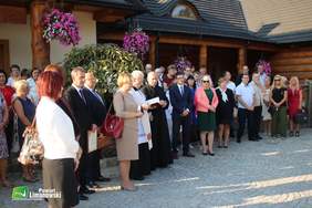 Pokaż zdjęcie: 25-lecie WTZ Stowarzyszenia "Remedium" w Tymbarku - poświęcenie mikrobusu