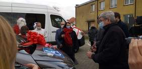 Pokaż zdjęcie: na zdjęciu: uroczystości przekazania pojazdów przez Władysława Skwarkę Dyrektora Oddziału Łódzkiego PFRON oraz Marka Kielera - Starostę Wieluńskiego
