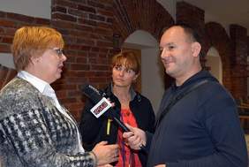 Pokaż zdjęcie: Marta Mordarska, dyrektor Małopolskiego Oddziału PFRON udziela wywiadu podczas Forum Kultury Wrażliwej