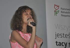 Pokaż zdjęcie: Występ Anny Ilminowicz, uzdolnionej wokalistki z niepełnosprawnością 