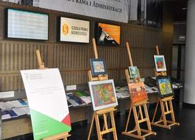 Pokaż zdjęcie: Wystawa prac XV edycji Konkursu Plastycznego „Sztuka Osób Niepełnosprawnych" na Wydziale Prawa i Administracji UAM w Poznaniu