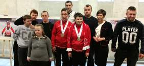 Pokaż zdjęcie: dr Anna Skupień, dyrektor Oddziału Wielkopolskiego PFRON z zawodnikami Olimpiad Specjalnych z Wielkopolski