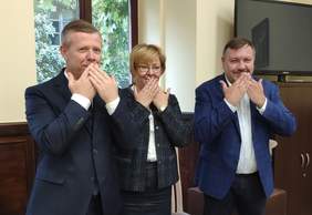 Pokaż zdjęcie: Symboliczny gest promujący kampanię #MamyWieleDoPowiedzenia