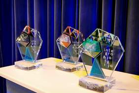 Pokaż zdjęcie: Nagrody konkursowe w postaci szklanych statuetek
