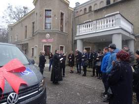 Pokaż zdjęcie: Przekazanie busa dla podopiecznych ŚDS w Sowczycach