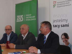 Pokaż zdjęcie: Ryszard Niewolny Lekarz Orzecznik ZUS Oddział w Biłgoraju, Ryszard Dados Oddział Lubelski PFRON, Waldemar Fedorowicz Dyrektor PCPR w Krasnymstawie
