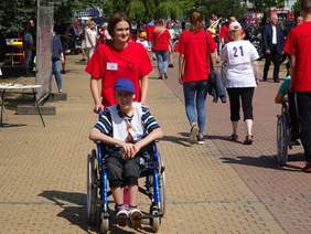 Pokaż zdjęcie: Uczestnicy i wolontariusze