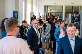 Uczestnicy konferencji podczas przerwy - spacerują i rozmawiają