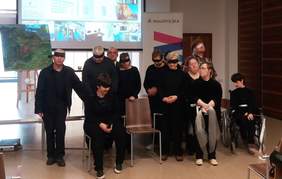 Pokaż zdjęcie: ,,Lilie Szaronu'' z Zespołu Placówek Caritas w Proszowicach w spektaklu ,,Ślepcy'