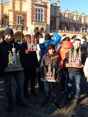 Pokaż zdjęcie: Uczniowie SOSW nr 6 w Krakowie podczas 75. Konkursu Szopek Krakowskich