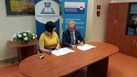 Pokaż zdjęcie: 1)	Dyrektor Oddziału Zachodniopomorskiego PFRON pani Anna Rąbel i Rektor WSH w Szczecinie pan dr Waldemar Urbanik