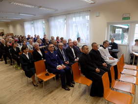 Widzowie z zainteresowaniem oglądają występ podopiecznych WTZ