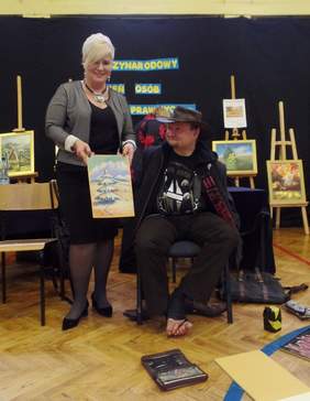 Pokaż zdjęcie: Magdalena Mazur – dyrektor Szkoły Podstawowej z Oddziałami Integracyjnymi nr 12 w Krakowie z artystą Stanisławem Kmiecikiem