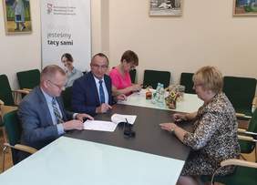Pokaż zdjęcie: Zawarcie umowy dotyczącej programu „Pomoc osobom niepełnosprawnym poszkodowanym w wyniku żywiołu”