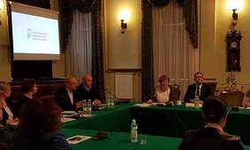 Pokaż zdjęcie: Prelekcja dyrektor Marty Mordarskiej podczas posiedzenie Komisji Zdrowia i Polityki Społecznej Rady Miasta Nowego Sącza