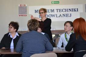 Pokaż zdjęcie: Barbara Parda z uczestnikami szkolenia