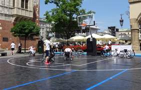 Pokaż zdjęcie: Koszykówka na wózkach  na Krakowskim Rynku