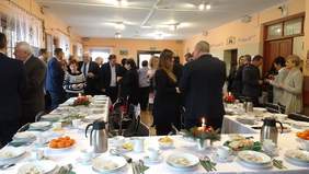 Pokaż zdjęcie: Tradycyjne spotkanie opłatkowe w Fundacji im.Brata Alberta w Radwanowicach