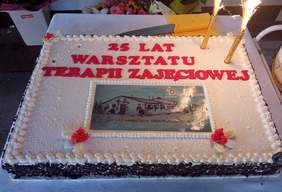 Pokaż zdjęcie: Jubileuszowy tort z okazji 25-lecia WTZ