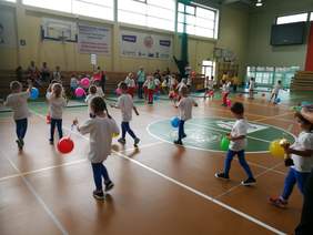 Pokaż zdjęcie: Przedszkolaki bawią się otrzymanymi upominkami