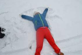 Pokaż zdjęcie: Uczestnicy WTZ podczas zabaw na śniegu,fot.WTZ Janowica