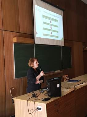 Dyrektor Kujawsko-Pomorskiego Oddziału PFRON podczas wykładu