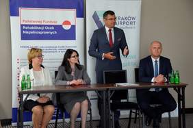 Pokaż zdjęcie: Od lewej: Marta Mordarska – Dyrektor Oddziału Małopolskiego PFRON, Dorota Habich - p.o. Prezesa Zarządu PFRON, Radosław  Włoszek – Prezes Zarządu Spółki Międzynarodowy Port Lotniczy, Mariusz Saługa - Członek Zarządu Spółki