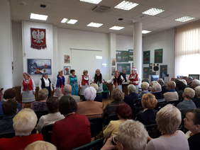 Występ zespołu wokalno – tanecznego „Podlaskie korale”.