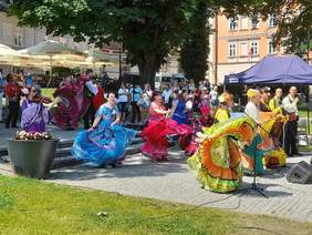 Na przemyskim rynku występy taneczne, kolorowe stroje artystów