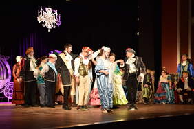 Na scenie aktorzy amatorzy w przedstawieniu "Kopciuszek"