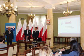 Pokaż zdjęcie: Rozpocz_cie_konferencji_Ryszard_Dados_-_Oddzia__Lubelski_PFRON__Jerzy_D_bski_-_Dyrektor_Oddzia_u_Lubelskiego_PFRON__Krzyszto.JPG