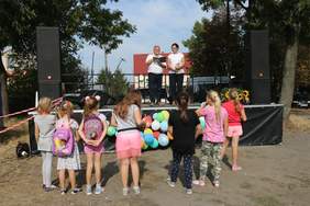 Pokaż zdjęcie: 20-lecie ŚDS w Rajkowach - Happening - uczstnicy bawią się z zaproszonymi gośćmi